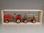 Červený traktor s cisternou